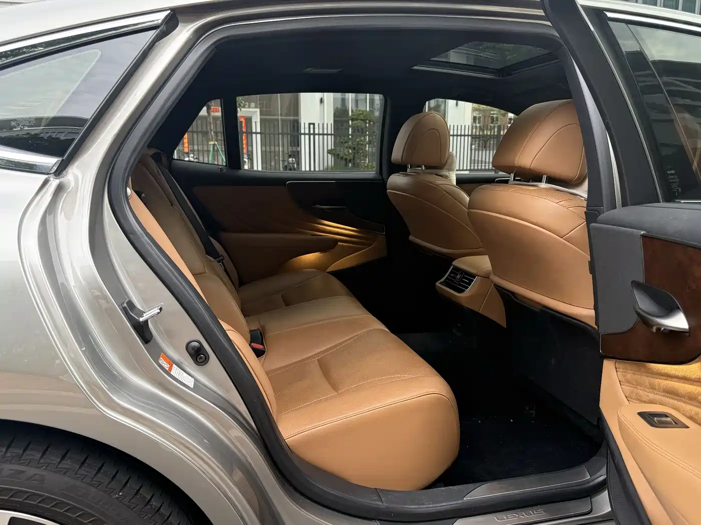 Lexus LS 2021 500h Excellence Edition фото 18