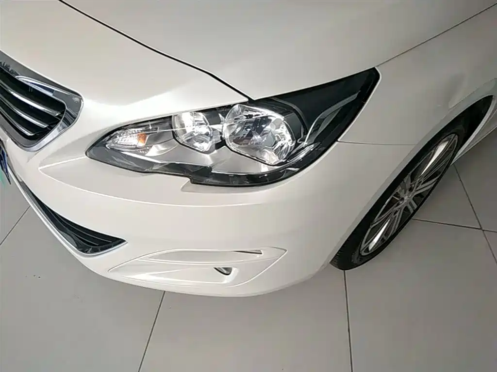 Peugeot 408 2015 Model 1.2T Automatic Luxury Edition фото 24