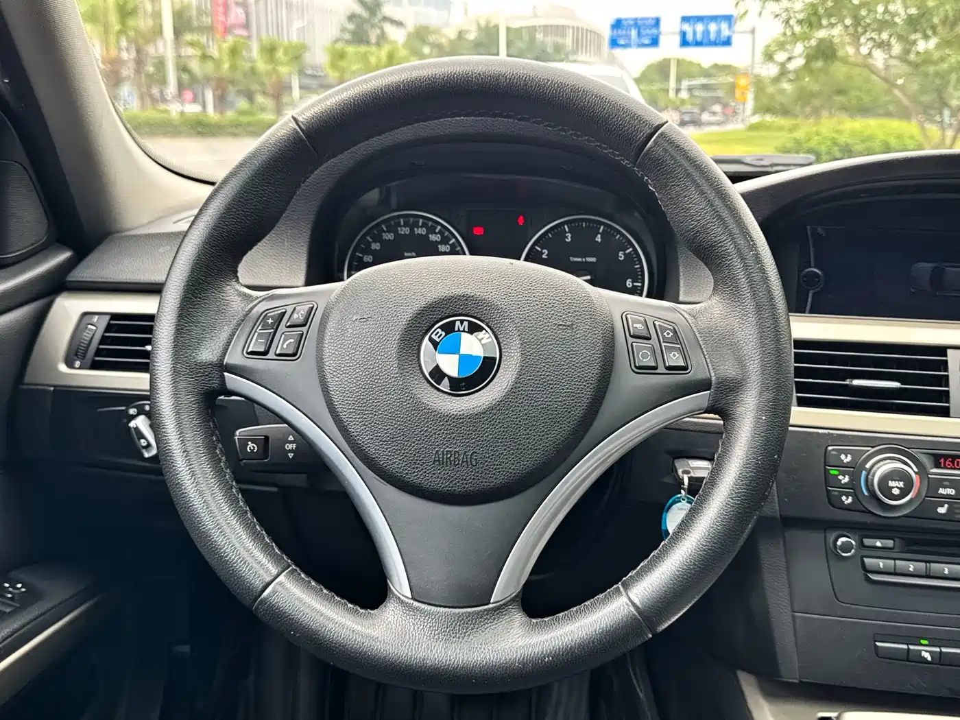 BMW 3 Series (Import) 2010 320i Luxury фото 13