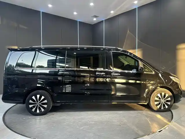 Mercedes-Benz Vito 2023 2.0T Elite 7-Seater — фото 4