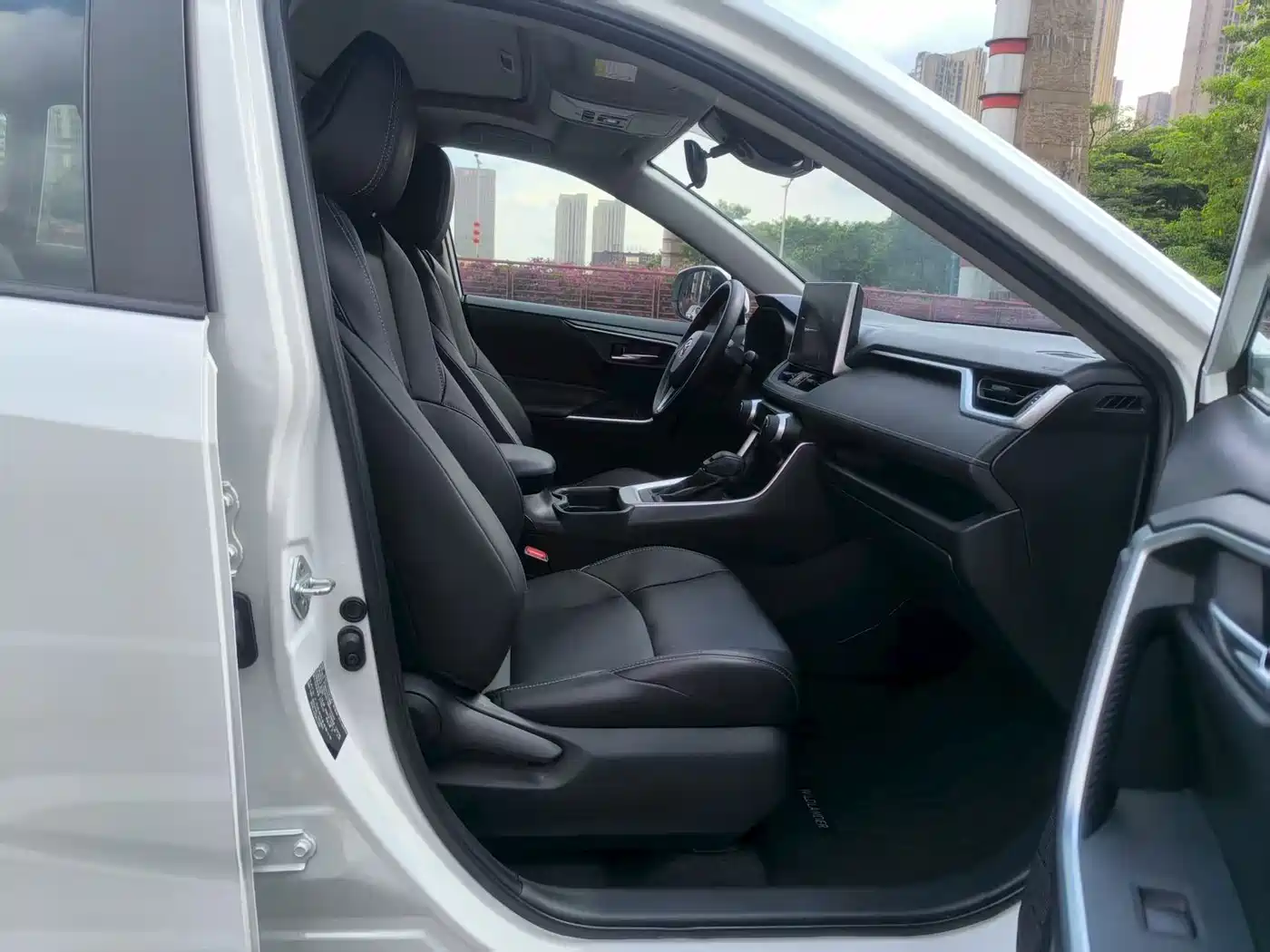 Toyota Wildlander 2021 2.0L CVT 4WD Luxury Edition фото 12