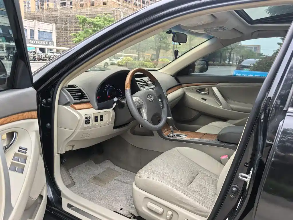 Фото 8 - Toyota Camry