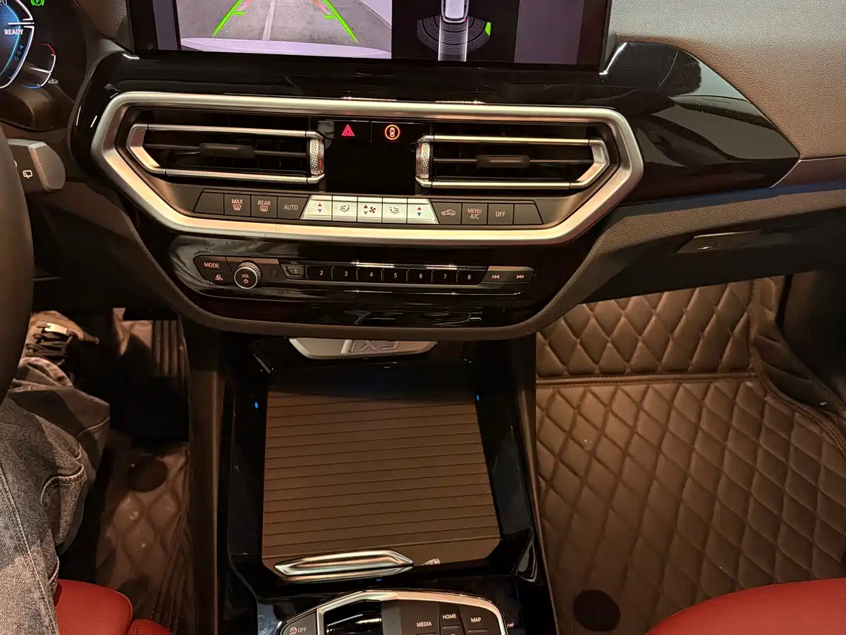 BMW iX3 2024 Leading Edition фото 13