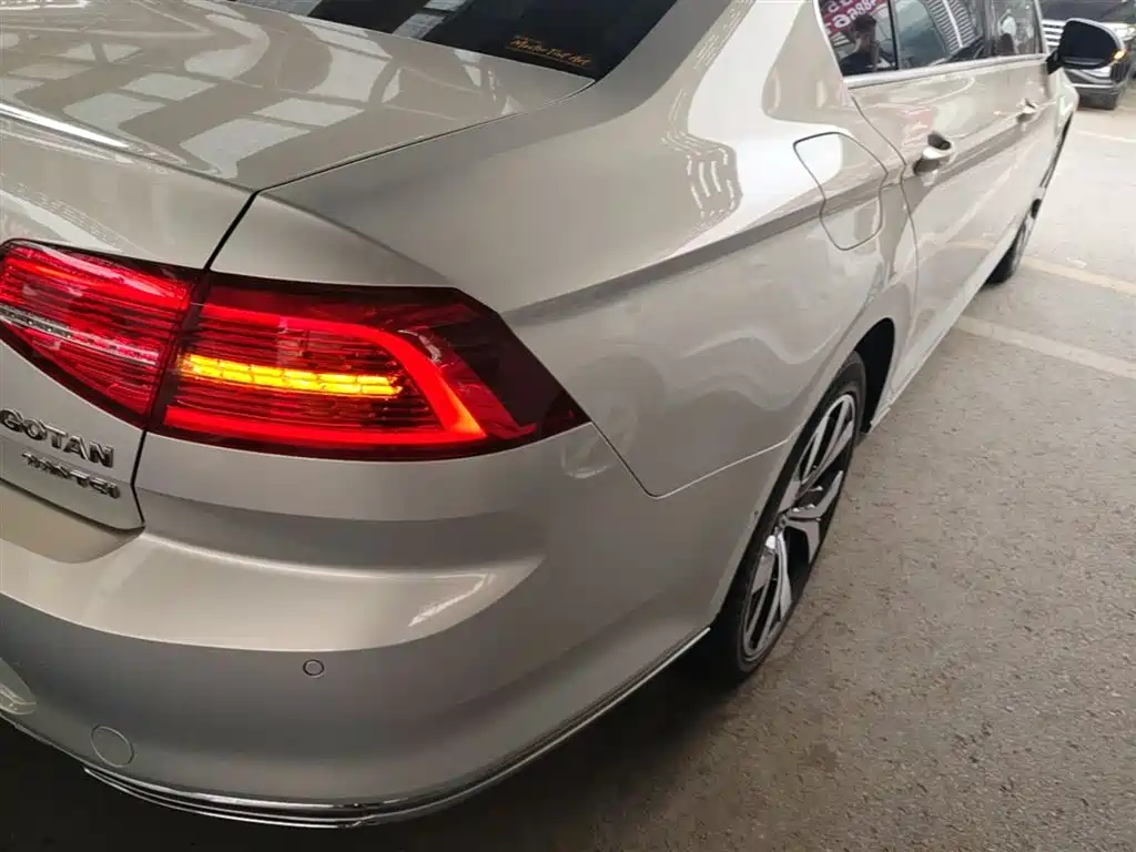 Volkswagen Magotan 2018 330TSI DSG Premium фото 8