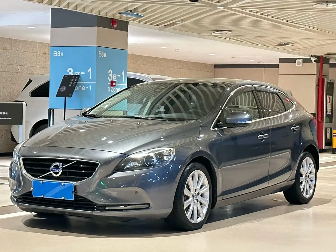 Фото 1 - Volvo V40