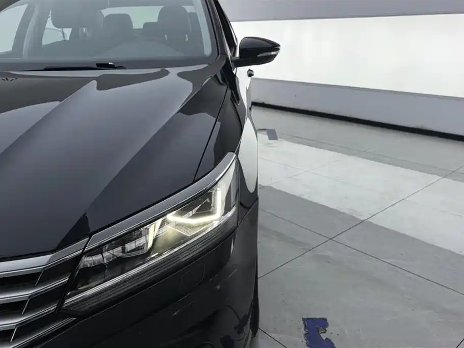 Volkswagen Passat 2017 330TSI DSG Luxury фото 5