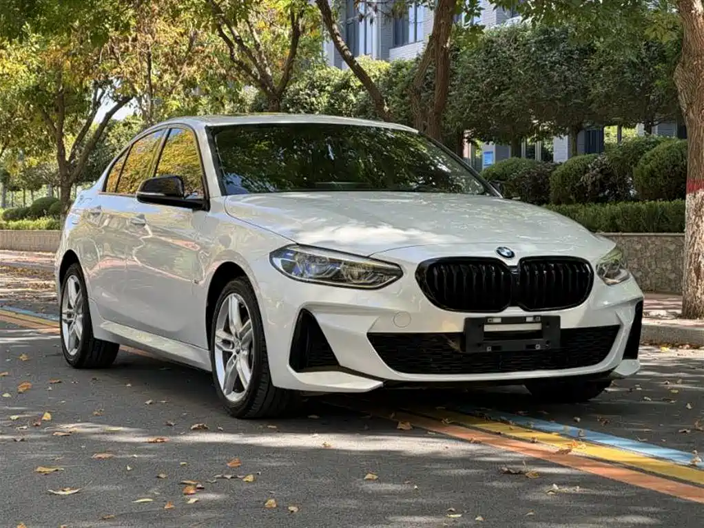BMW 1 Series 2023 120i M Sport Shadow Edition фото 3