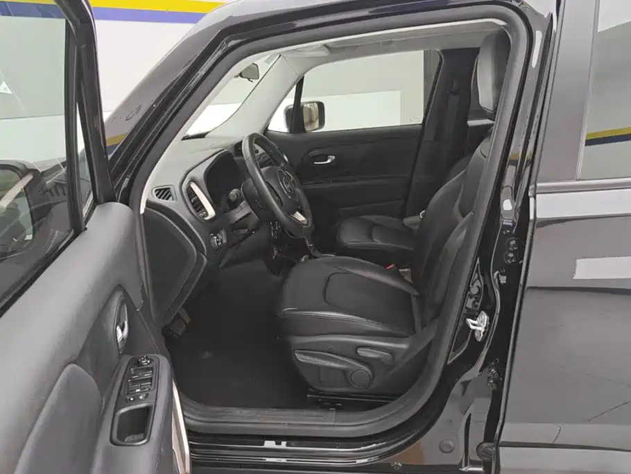 Photo 9 - Jeep Renegade