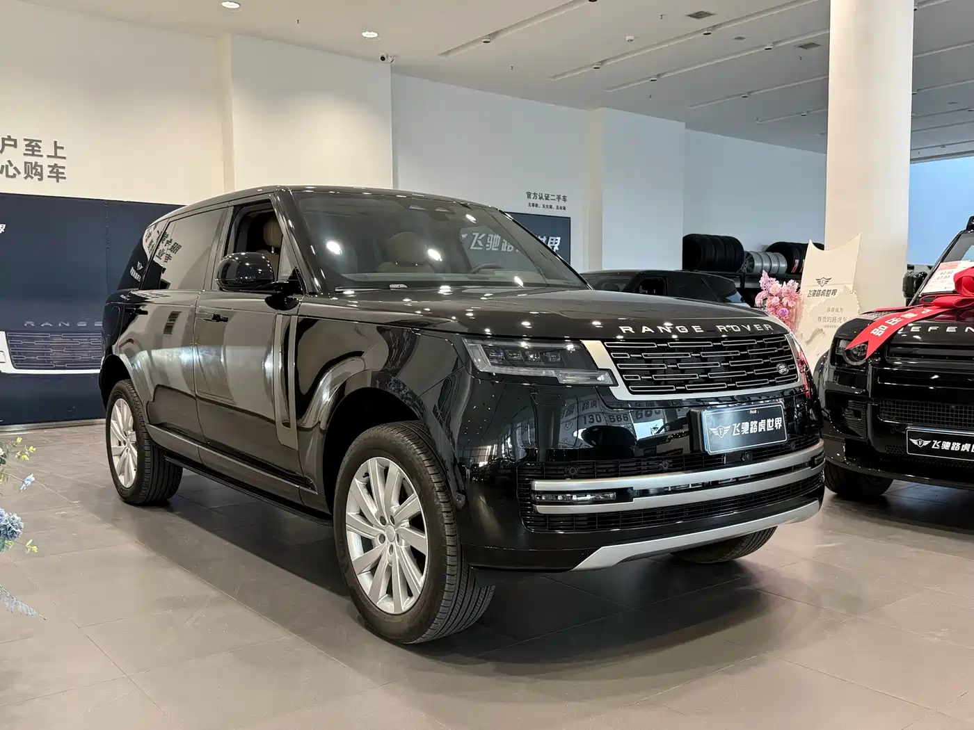 Land Rover Range Rover 2024 3.0 L6 400PS Golden Age Extended 7-Seater фото 3