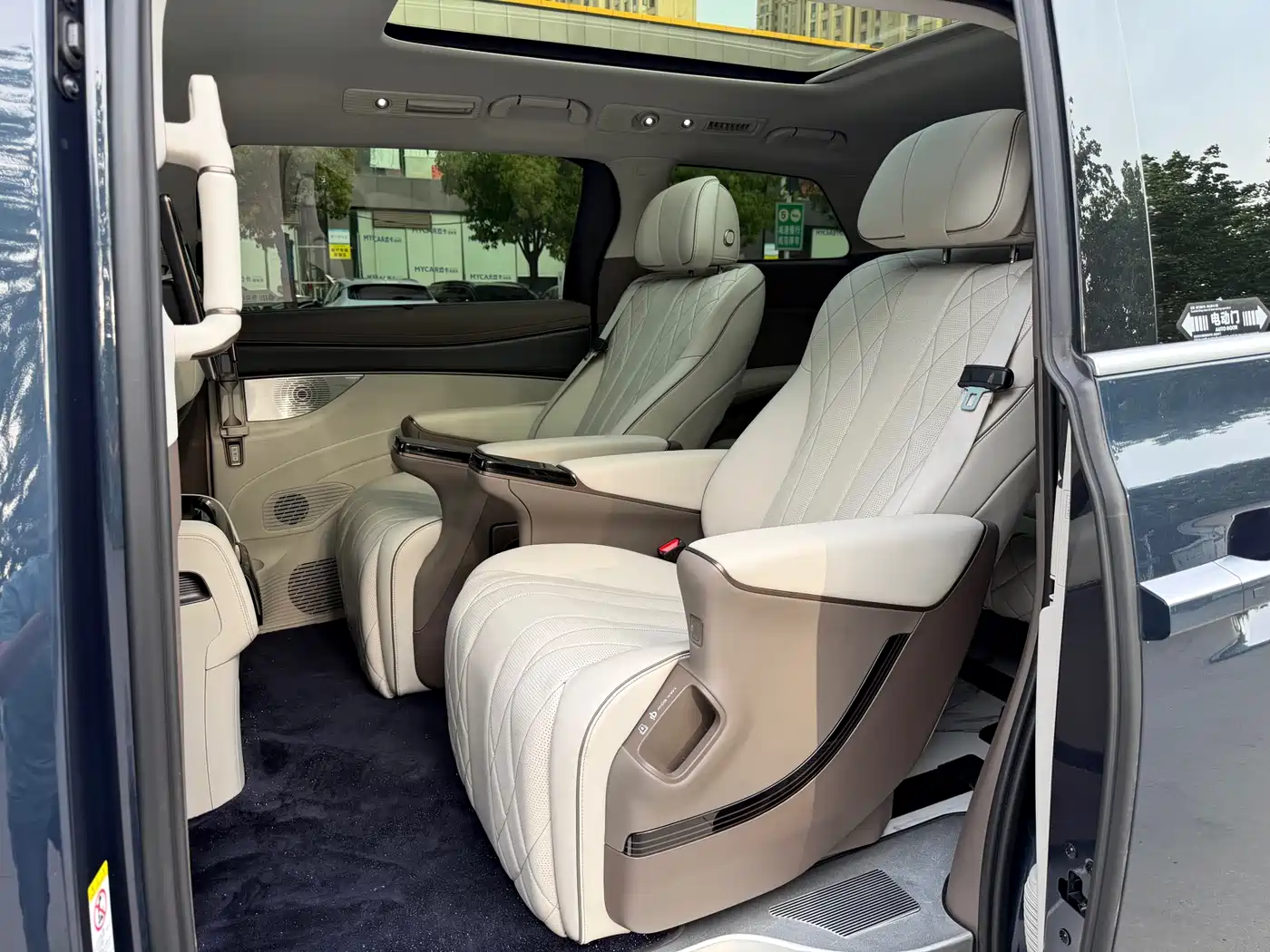 Denza D9 2022 DM-i 970 All-Wheel Drive Honor Edition фото 7
