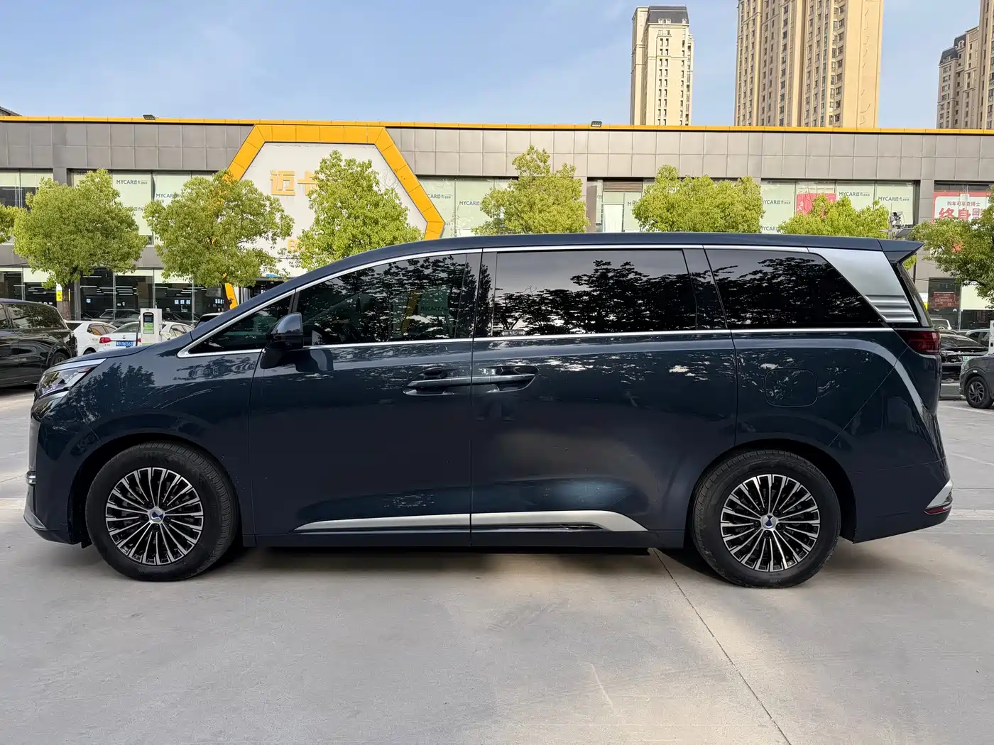 Denza D9 2022 DM-i 970 All-Wheel Drive Honor Edition фото 3