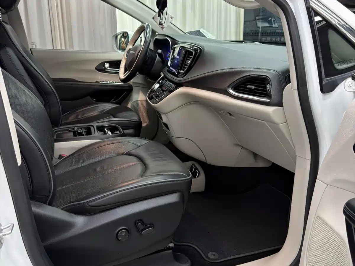 Фото 14 - Chrysler Pacifica PHEV