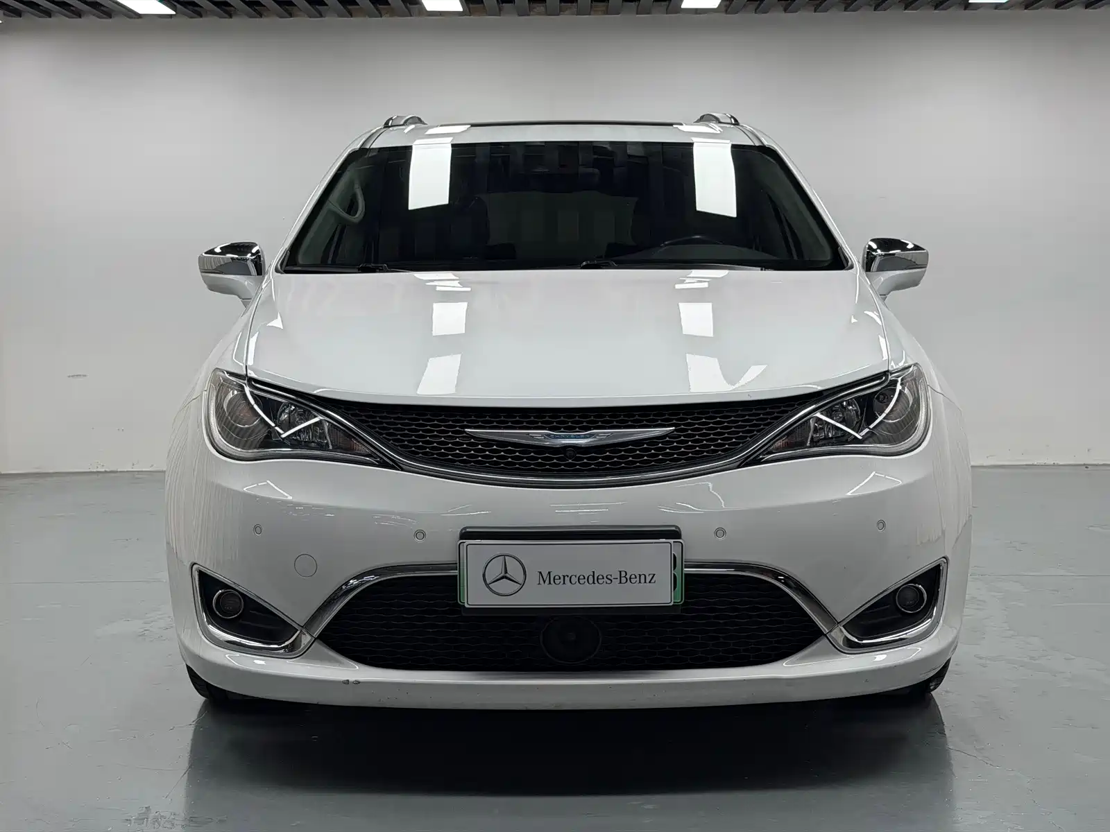 Фото 2 - Chrysler Pacifica PHEV