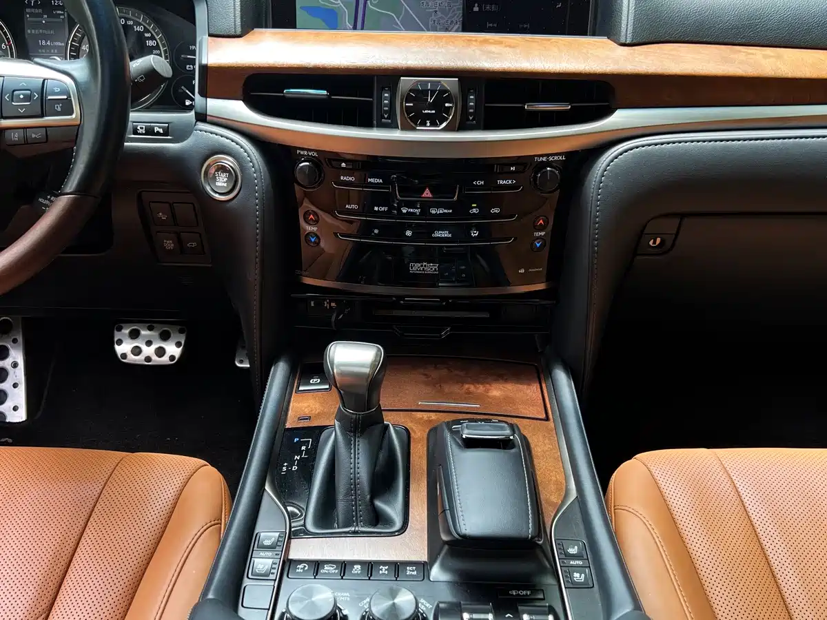 Lexus LX 2022