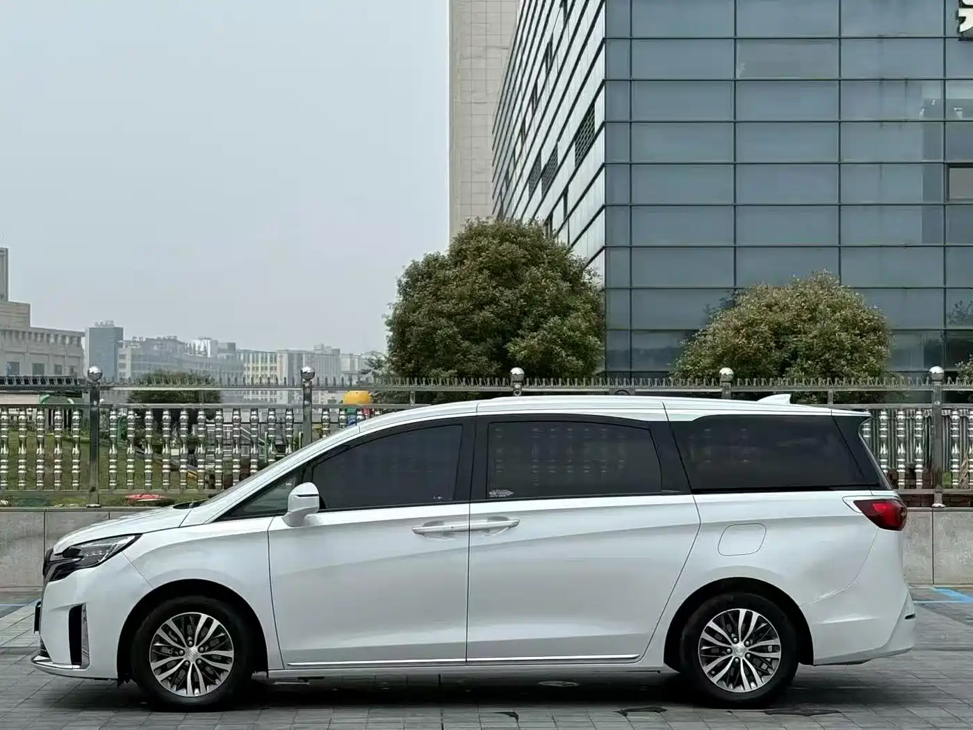 Buick GL8 2023 ES Landmaster Exclusive фото 3