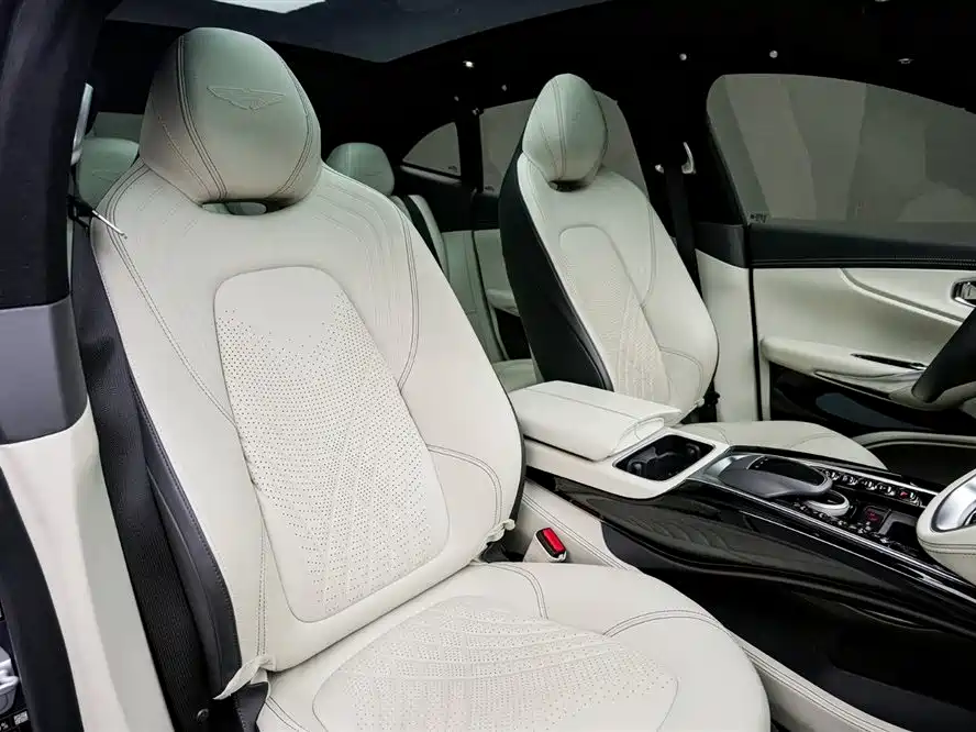 ASTON MARTIN DBX