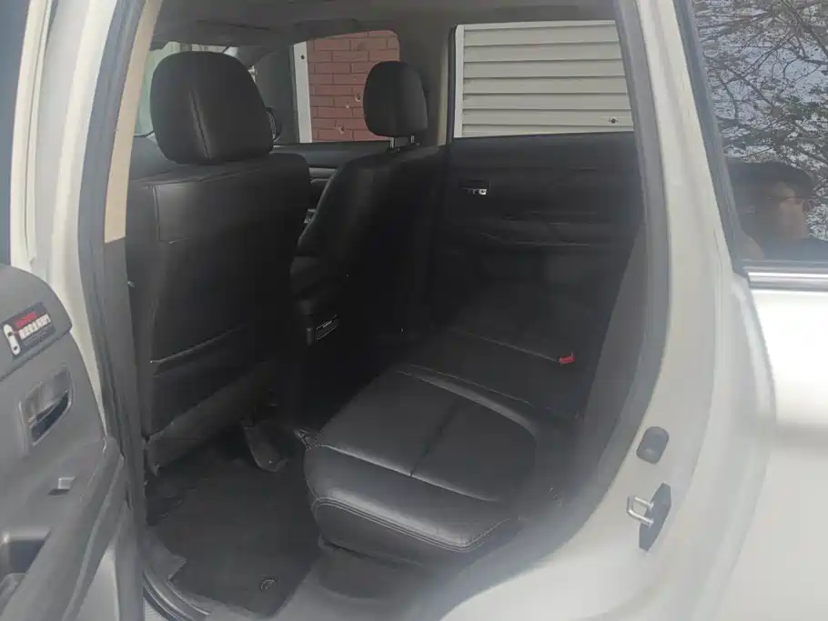 صورة 11 - Mitsubishi Outlander (Import)