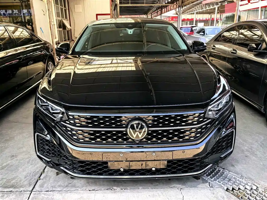 Volkswagen Passat 2022 330TSI Starlight Luxury Edition фото 2