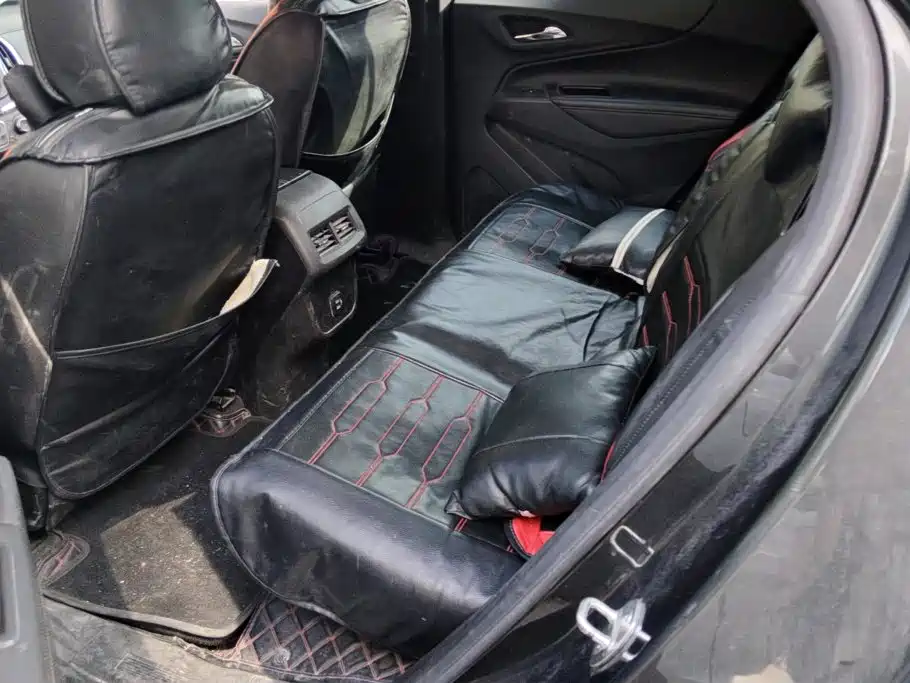 Photo 11 - Chevrolet Equinox