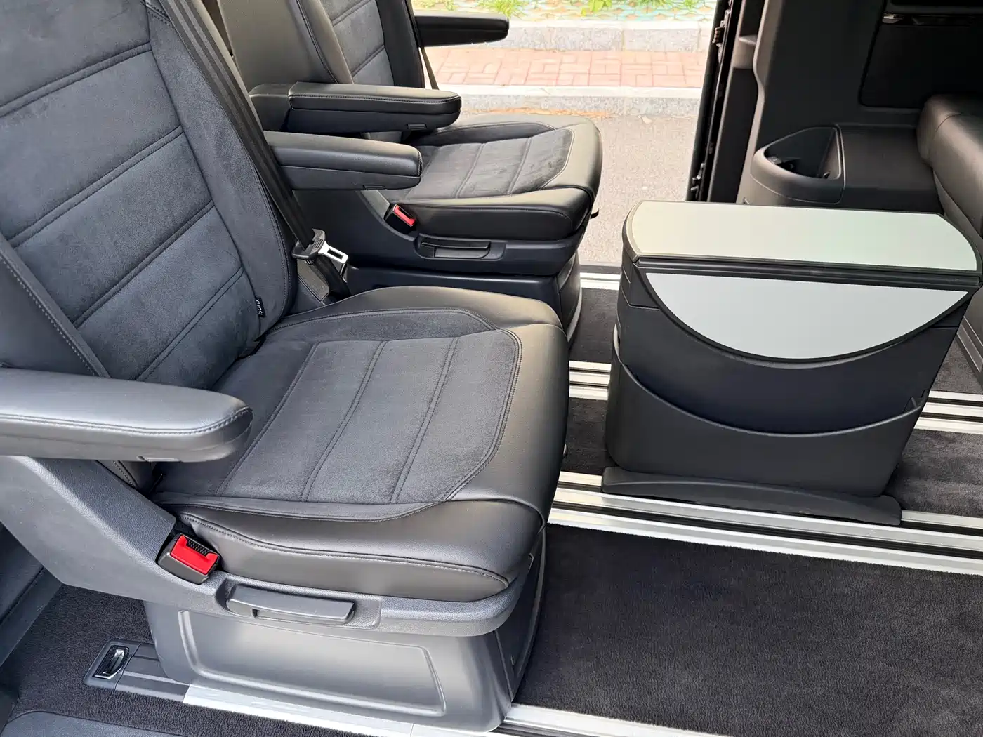 Volkswagen Multivan 2018 2.0TSI 4WD Premium Edition 7-Seater фото 22
