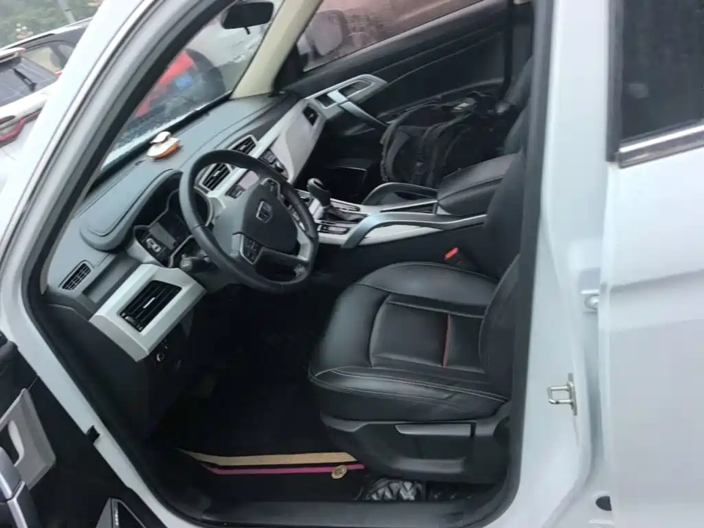 Фото 15 - Geely Atlas