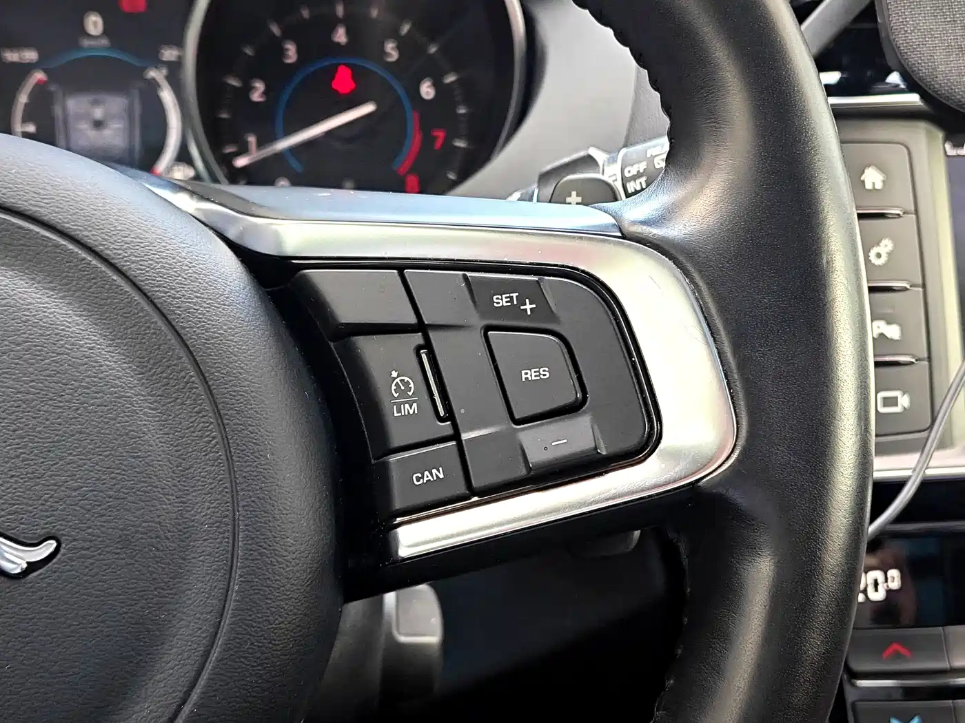 Фото 8 - Jaguar F-PACE