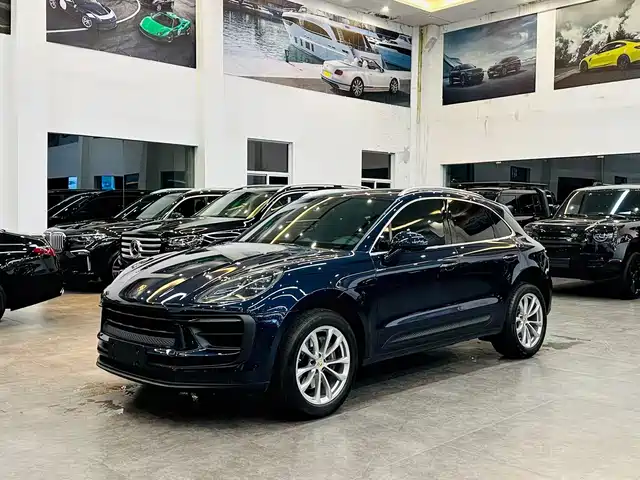 PORSCHE MACAN