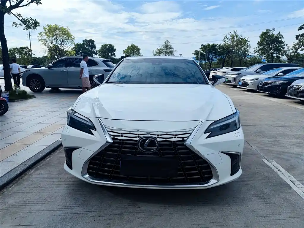 Lexus ES 2026 2025 200 Ultimate Edition