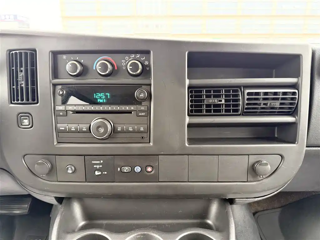 GMC Savana 2012 6.0L Leader Classic Edition фото 9
