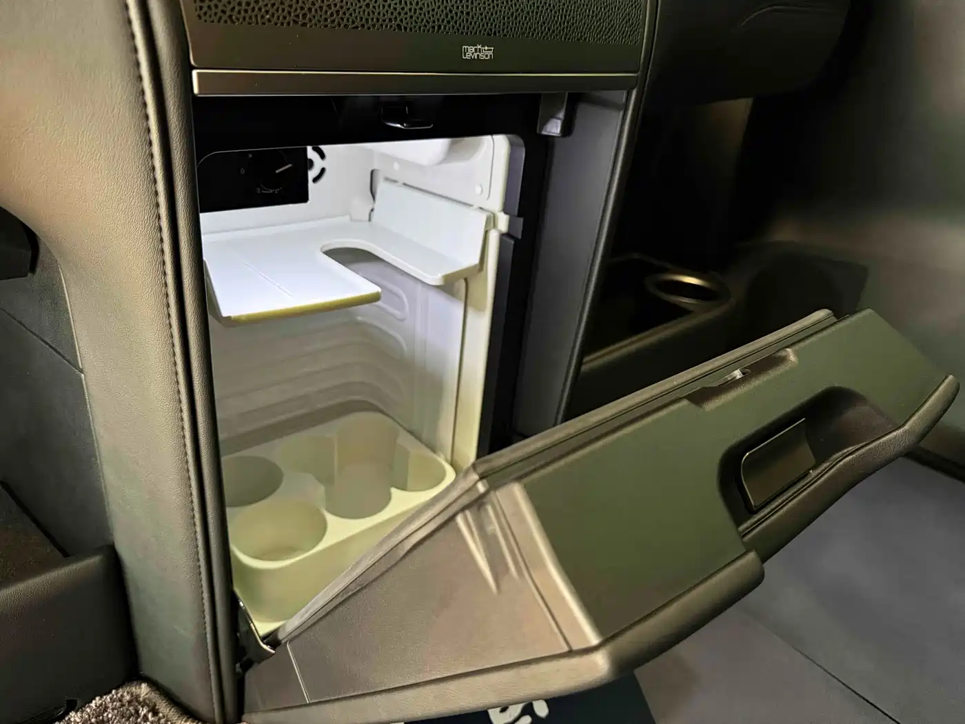 Lexus LM 2020 300h 4-Seat Imperial Edition фото 17