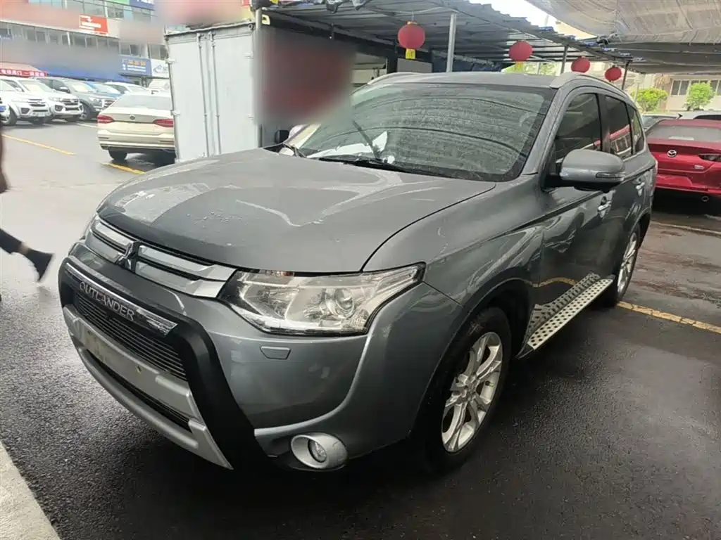 Mitsubishi Outlander (Import) 2014 2.4L 4WD Luxury Value Edition 7-seater фото 2