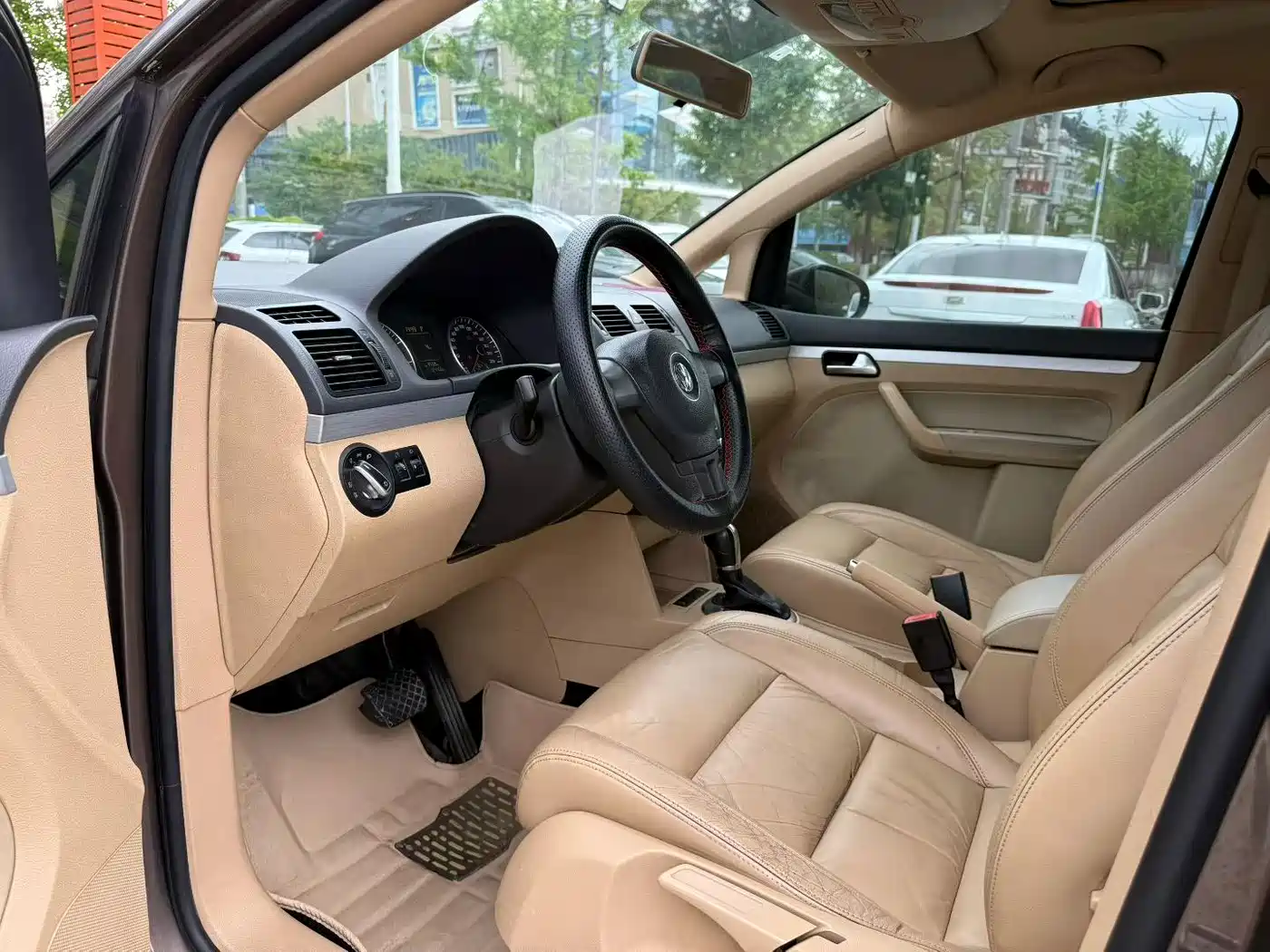 Volkswagen Touran 2011 1.4T DSG Intelligent Elite 5-seater фото 4