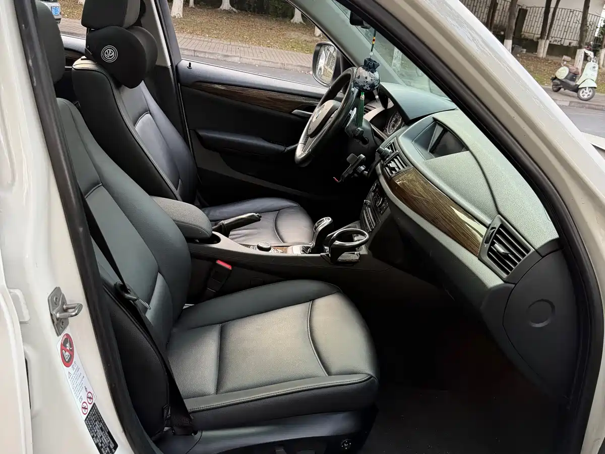 BMW X1 2012 xDrive28i Luxury Model фото 8