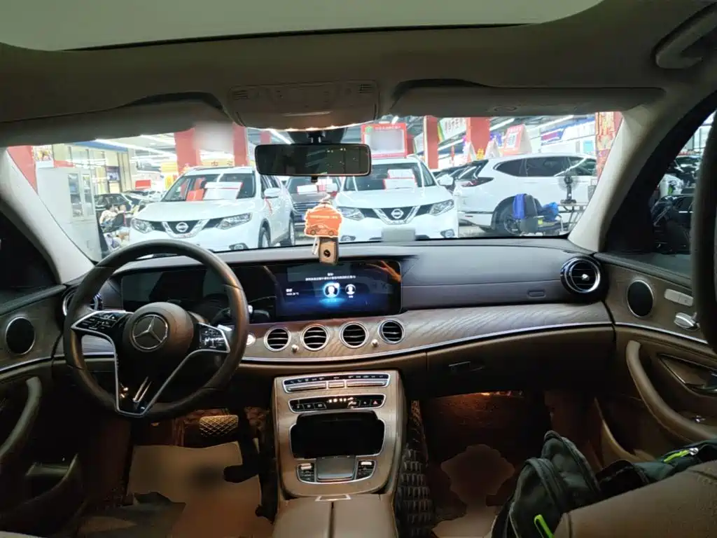 Photo 10 - Mercedes-Benz E-Class
