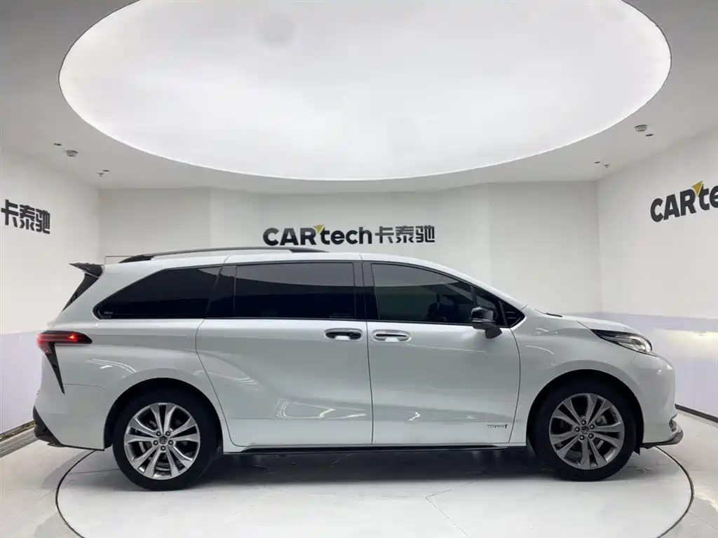 Toyota Sienna 2023 2.5L Hybrid Premium Edition фото 4