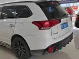 Photo 4 - Mitsubishi Outlander