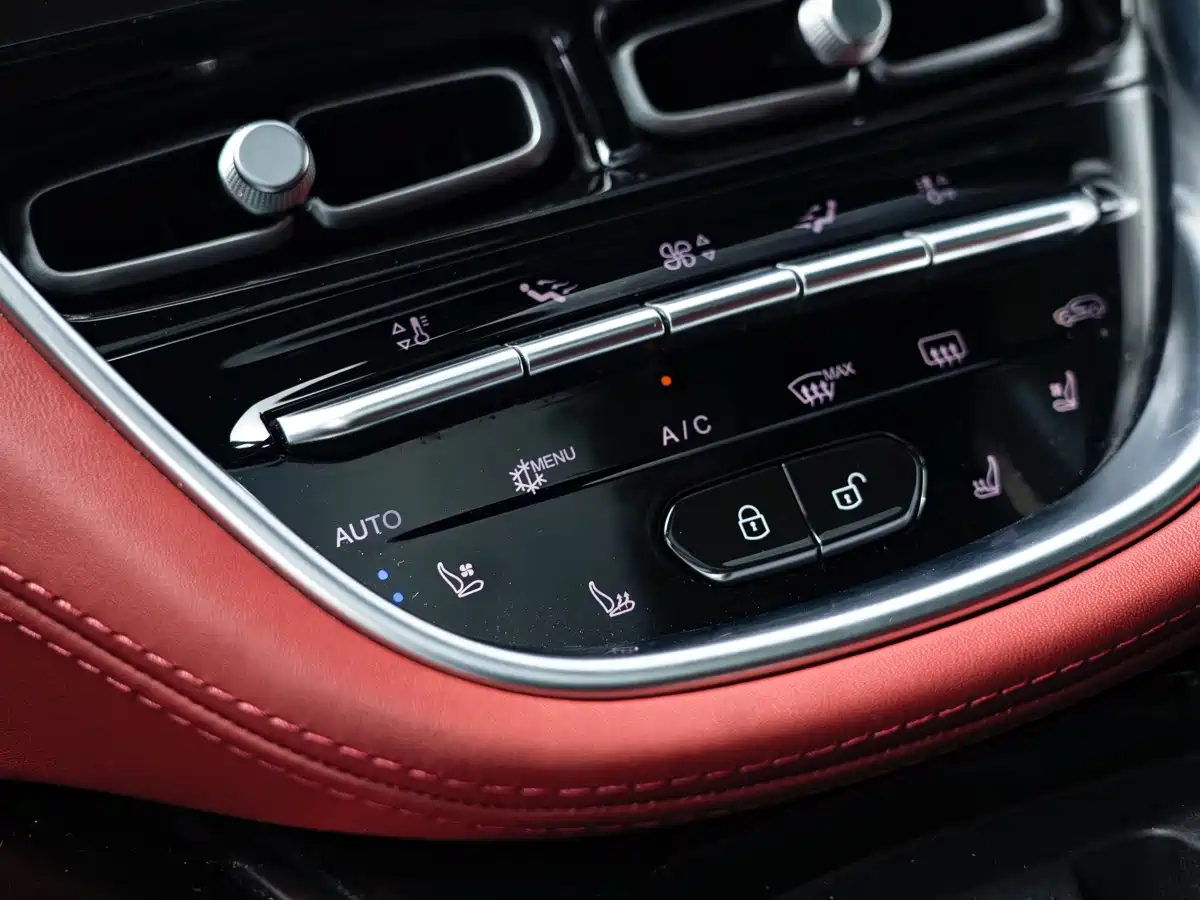 Aston Martin DBX 2023 2024 4.0T V8
