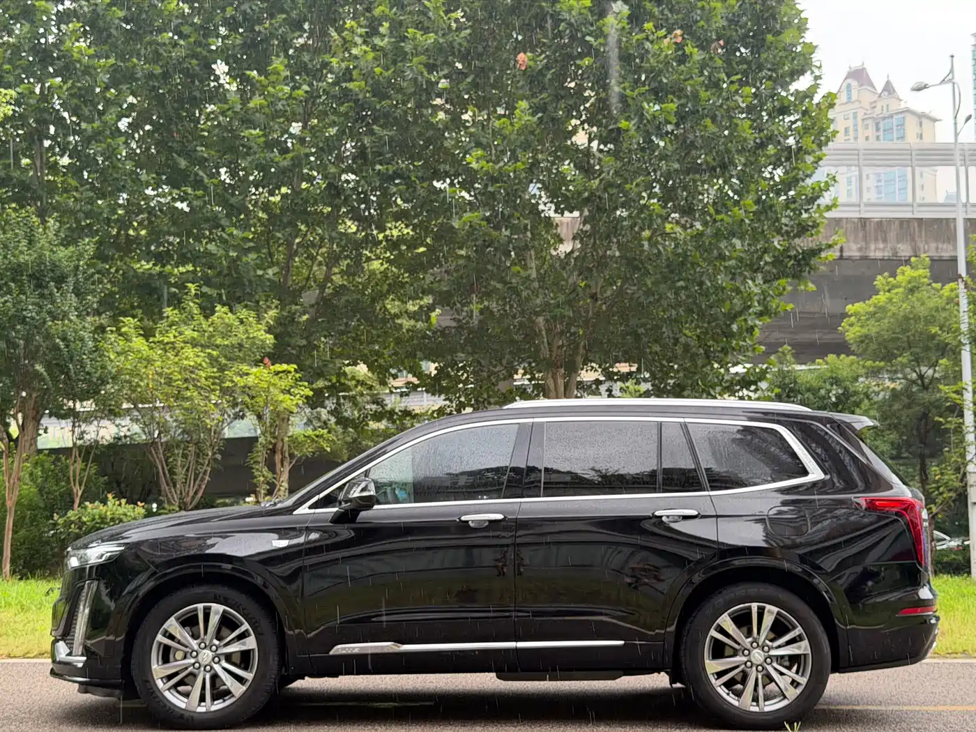 Photo 7 - Cadillac XT6