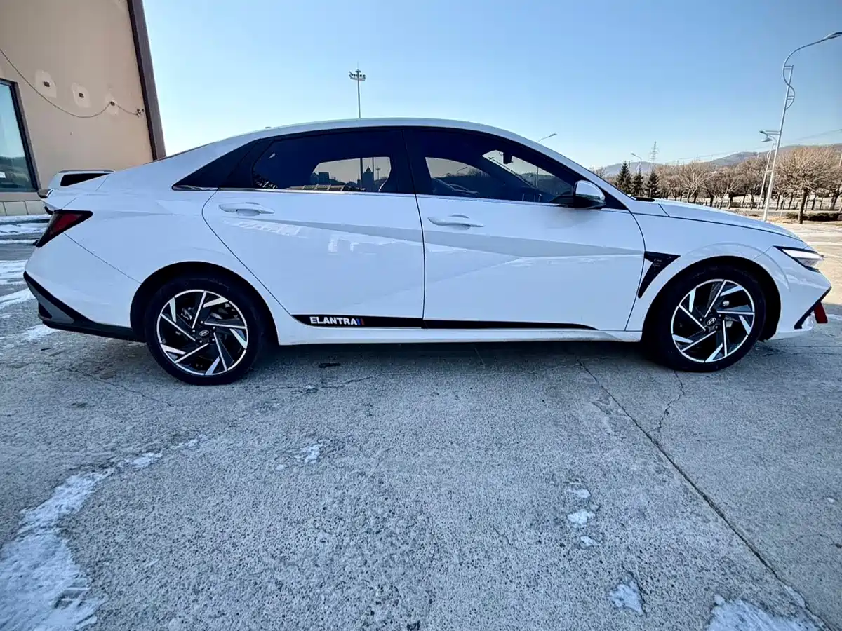 Hyundai Elantra 2023 Model 1.5L CVT LUX Premium Edition фото 7