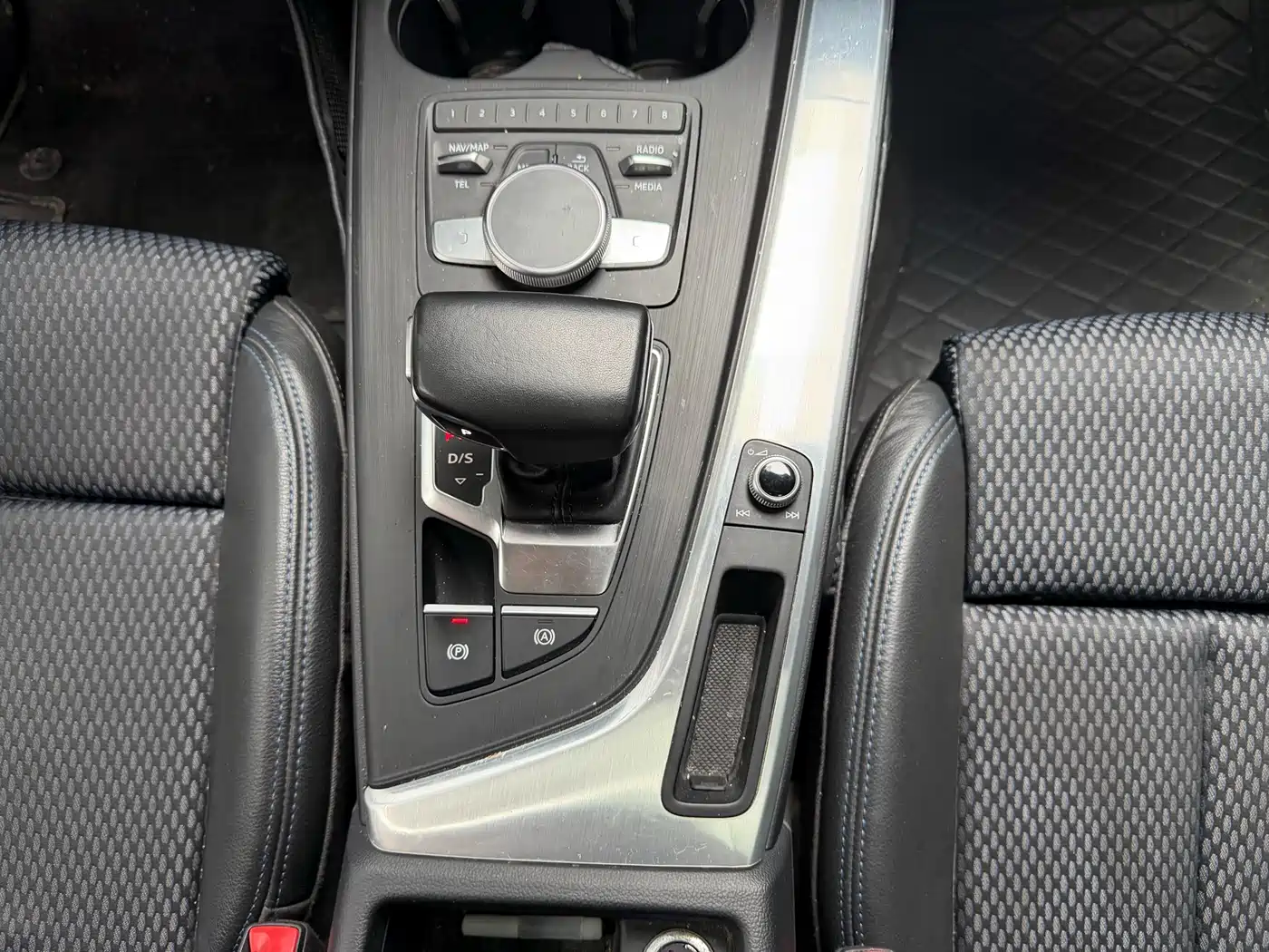 Фото 10 - Audi A4L