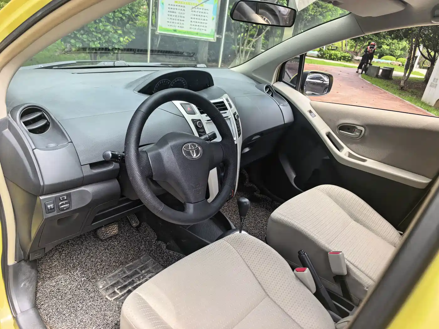 Toyota Yaris 2013 2011 1.6E Auto Charm Edition