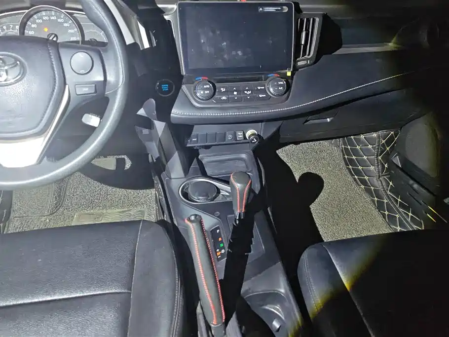 Toyota RAV4 Rongfang 2016 2.0L CVT 2WD Trend (China V) фото 16