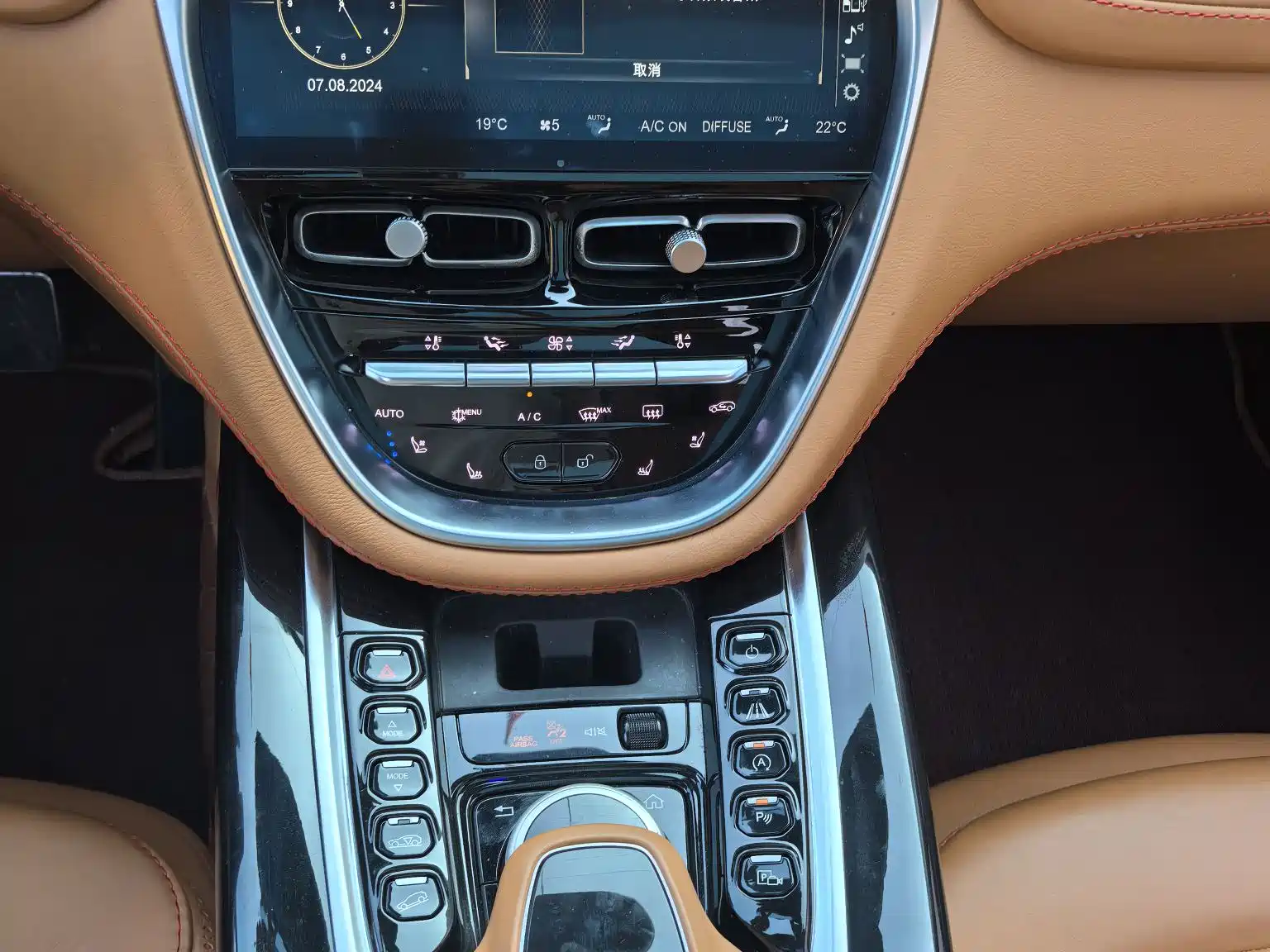 Фото 39 - Aston Martin DBX