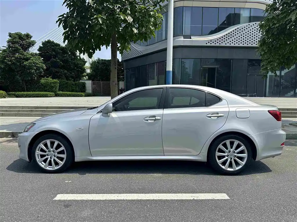 Фото 10 - Lexus IS