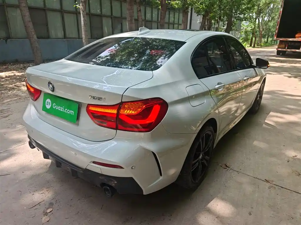 BMW 1 Series 2022 125i M Sport Shadow Edition фото 7