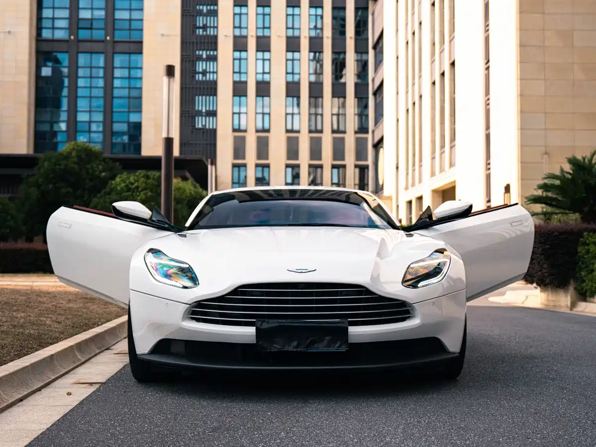 Фото 2 - Aston Martin DB11