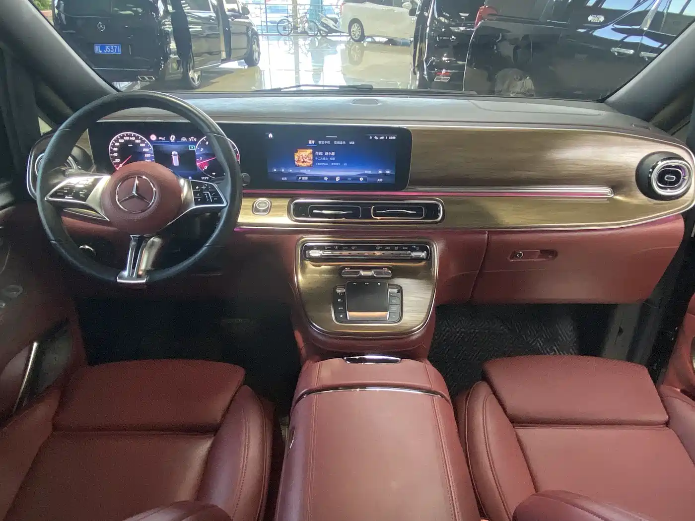 Mercedes-Benz V-Class 2024 V 300 L Long Wheelbase Luxury Edition фото 8