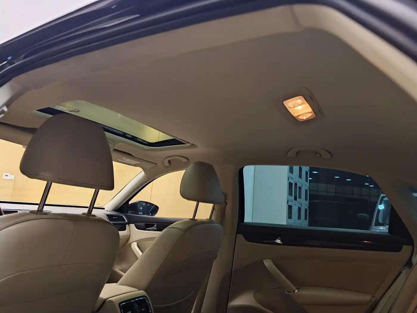 Volkswagen Passat 2015 1.8TSI DSG Prestige Edition фото 25