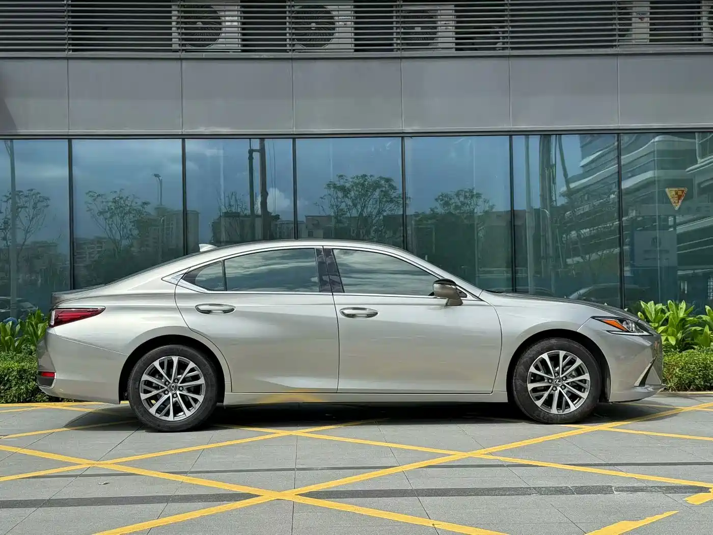 Photo 3 - Lexus ES