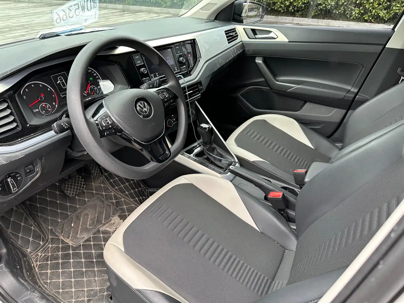 VOLKSWAGEN POLO